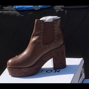 Beston Brown Elastic Sides Boots. NEW IN BOX!!